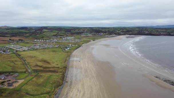 Voando acima de Rossnowlagh Beach no Condado de Donegal, Irlanda — Vídeo de Stock