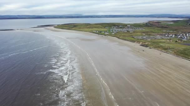 Vliegen boven Rossnowlagh Beach in county Donegal, Ierland — Stockvideo
