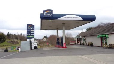LETTERMACAWARD, COUNTY DONEGAL, IRELAND - 08 Mart 2022: Yakıt fiyatları Ukrayna 'daki savaş nedeniyle iki avroya ulaştı