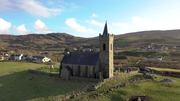 Letecký pohled na irskou církev v Glencolumbkille - Irská republika — Stock video