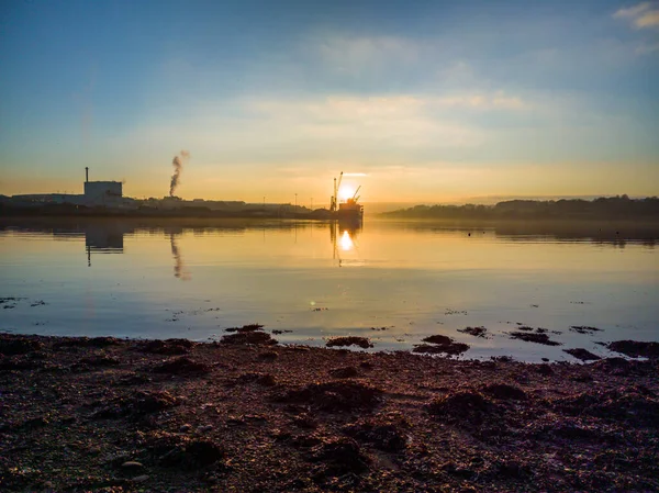 Όμορφη βραδιά στις όχθες του ποταμού Foyle στο Culmore Point, Derry, Londonderry - Βόρεια Ιρλανδία — Φωτογραφία Αρχείου