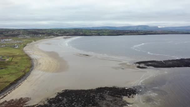 Volando por encima de Rossnowlagh Beach en el Condado de Donegal, Irlanda — Vídeos de Stock