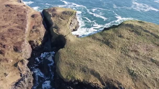 Vista aérea da bela costa de Kilcar no Condado de Donegal - Irlanda — Vídeo de Stock