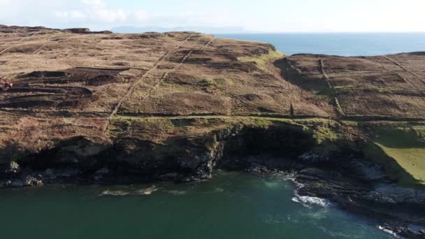 Flygfoto över den vackra kusten i Kilcar i grevskapet Donegal - Irland — Stockvideo