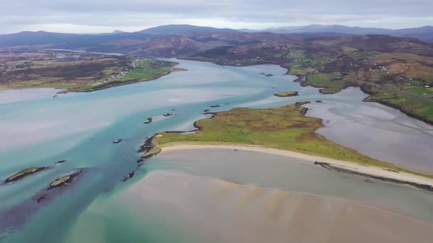 Písečná pláž v zálivu Gweebarra od Lettermacaward v hrabství Donegal - Irsko — Stock video