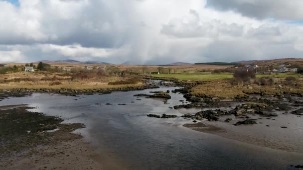 Ardara ilinin Donegal ilçesinde Owenea Nehri 'nin ağzının havadan görünüşü - İrlanda — Stok video