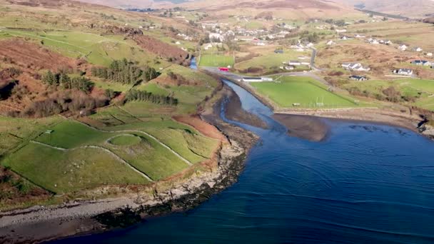 Letecký pohled na historický Ringfort od Kilcar v hrabství Donegal - Irsko — Stock video