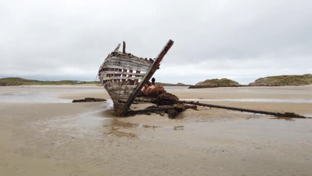 Shipwreck called Bad Eddie in the rain in County Donegal, Irlanda — Vídeo de Stock