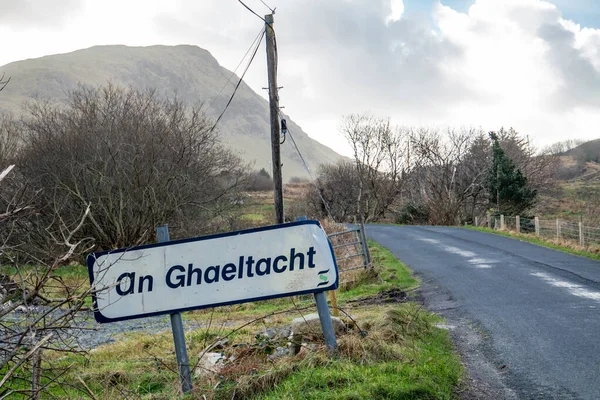 Дорожный знак Ghaeltacht, объясняющий, что здесь начинается область, где говорят на ирландском языке - Перевод: Ирландский — стоковое фото