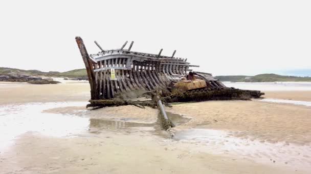 Shipwreck called Bad Eddie in the rain in County Donegal, Ireland — Stock Video