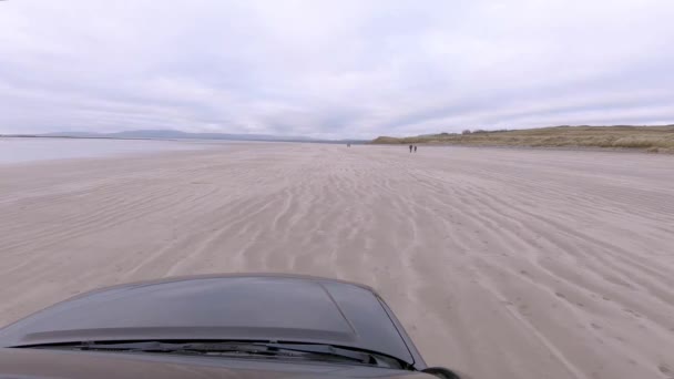 Autofahren am Rossnowlagh Beach im County Donegal, Irland — Stockvideo
