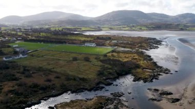 Ardara, Donegal, İrlanda 'daki futbol sahasının hava görüntüsü