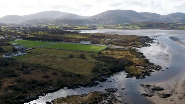 Vista aérea del campo de fútbol en Ardara, Condado de Donegal - Irlanda — Vídeos de Stock