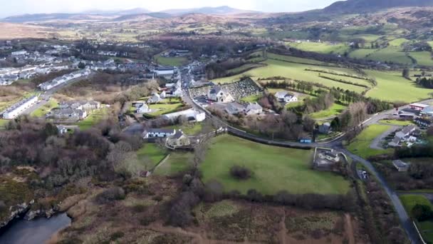 Vista aérea de Ardara no condado de Donegal - Irlanda — Vídeo de Stock