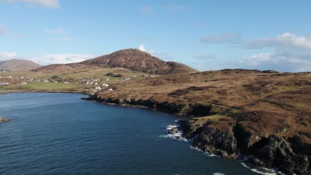Flygfoto över den vackra kusten i Kilcar i grevskapet Donegal - Irland — Stockvideo
