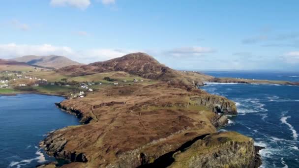 Vista aérea de la hermosa costa de Kilcar en el Condado de Donegal - Irlanda — Vídeo de stock