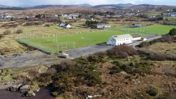 Vista aérea do campo de futebol em Ardara, Condado de Donegal - Irlanda — Vídeo de Stock