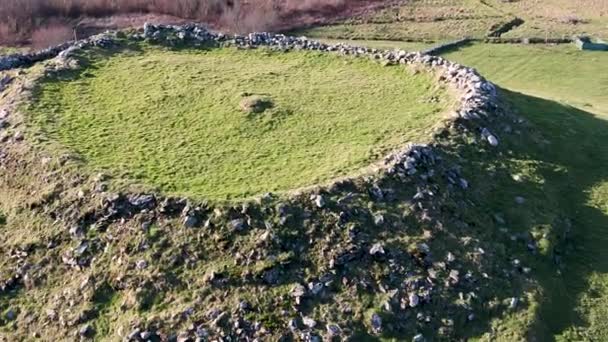 Vista aérea do histórico Ringfort por Kilcar no Condado de Donegal - Irlanda — Vídeo de Stock