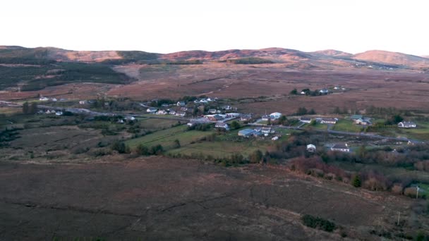 Vista aérea da estrada de Glenties para Dungloe e sua estação de serviço, Condado de Donegal, Irlanda — Vídeo de Stock