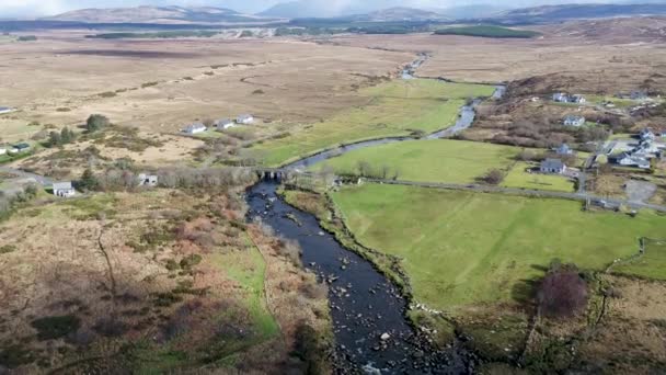 Widok z powietrza ujścia rzeki Owenea przez Ardara w hrabstwie Donegal - Irlandia — Wideo stockowe