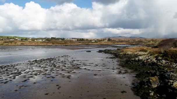 Ardara ilinin Donegal ilçesinde Owenea Nehri 'nin ağzının havadan görünüşü - İrlanda — Stok video