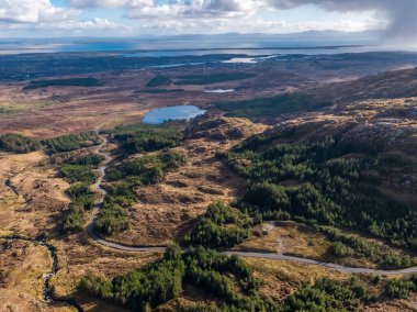 Killybegs, County Donegal - İrlanda 'dan Lough Aroshin' in hava görüntüsü