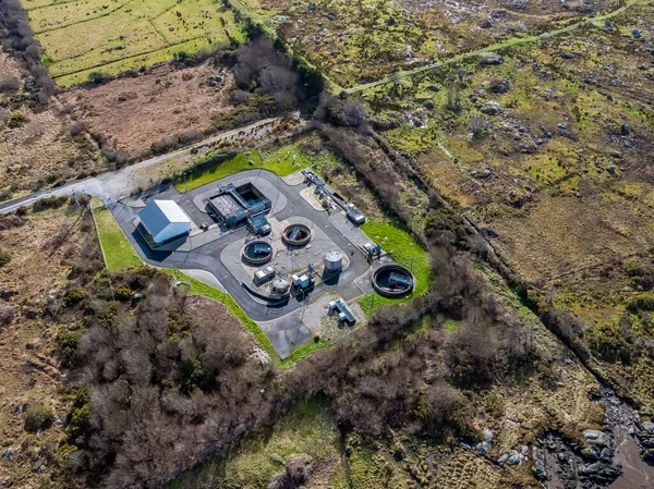 Vista aérea da estação de depuração de águas residuais de Ardara no condado de Donegal - Irlanda — Fotografia de Stock