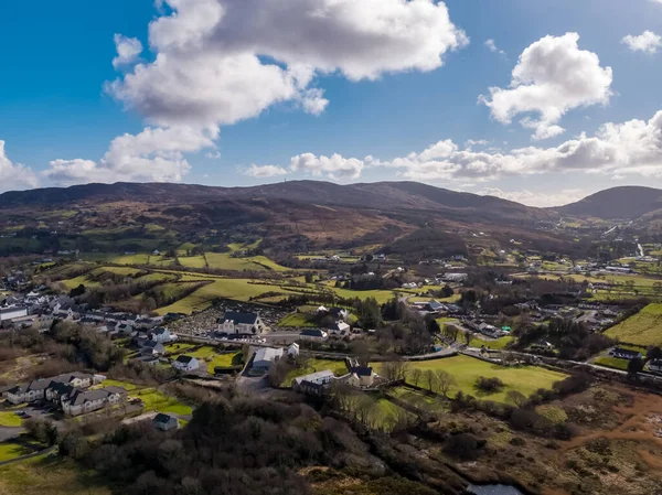 Flygfoto över Ardara i grevskapet Donegal - Irland — Stockfoto