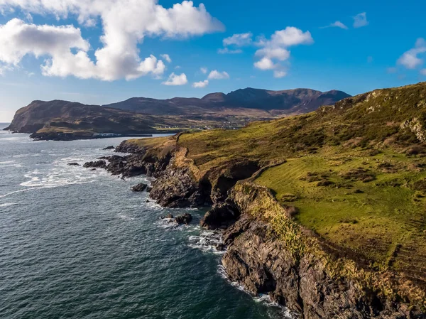 Vista aérea da bela costa de Kilcar e Teelin no Condado de Donegal - Irlanda — Fotografia de Stock