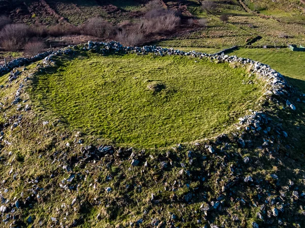 Vista aérea do histórico Ringfort por Kilcar no Condado de Donegal - Irlanda — Fotografia de Stock