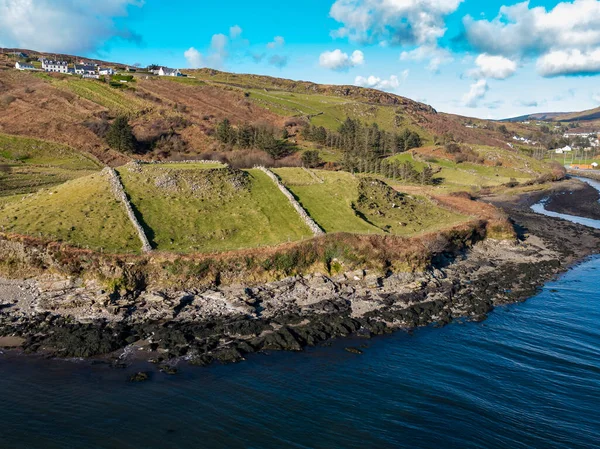 İrlanda Donegal 'de Kilcar' ın tarihi Ringfort manzarası — Stok fotoğraf