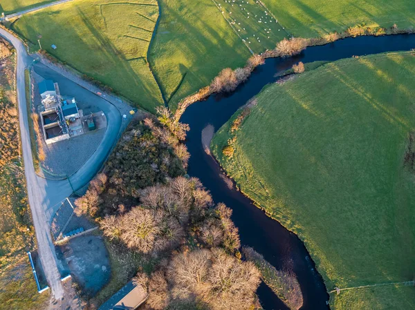 Uitzicht vanuit de lucht op de afvalwaterzuiveringsinstallatie van Glenties in County Donegal, Ierland — Stockfoto