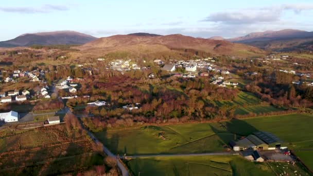 Widok z lotu ptaka na Glenties w hrabstwie Donegal, Irlandia — Wideo stockowe