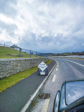 Lettermacaward, County Donegal, İrlanda - 08 Mart 2022: Cenaze evinin yolunu açıklayan imza