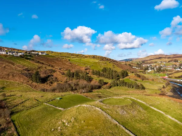 Vista aérea do histórico Ringfort por Kilcar no Condado de Donegal - Irlanda — Fotografia de Stock