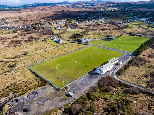 Vista aérea do campo de futebol em Ardara, Condado de Donegal - Irlanda — Fotografia de Stock