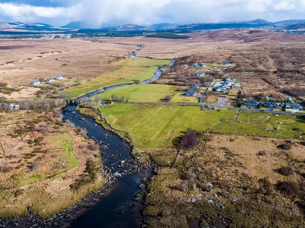 Veduta aerea della foce del fiume Owenea da Ardara nella contea di Donegal - Irlanda — Foto Stock