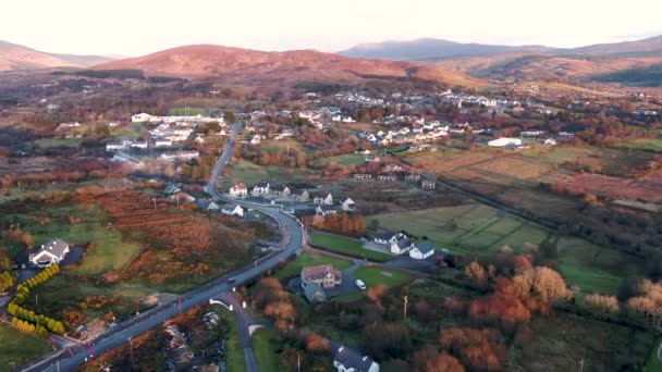 İrlanda 'nın Donegal ilçesindeki Glenties hava manzarası — Stok video