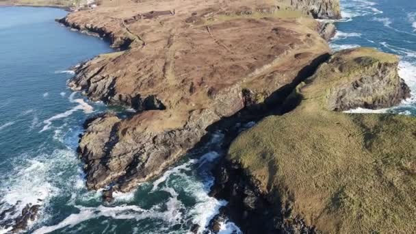 Letecký pohled na krásné pobřeží v Kilcar v hrabství Donegal - Irsko — Stock video