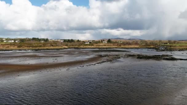 Ardara ilinin Donegal ilçesinde Owenea Nehri 'nin ağzının havadan görünüşü - İrlanda — Stok video