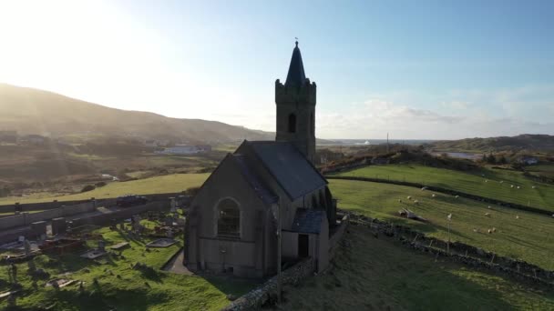 Flygfoto över Irlands kyrka i Glencolumbkille - Republiken Irland — Stockvideo