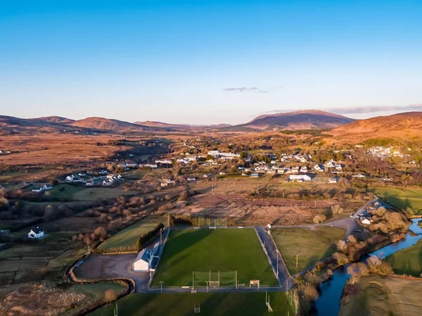 Vista aérea do campo de futebol gaélico Glenties no Condado de Donegal, Irlanda — Fotografia de Stock
