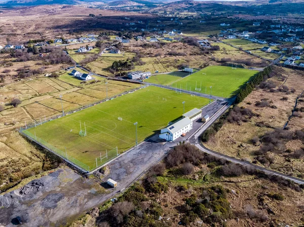 Luchtfoto van een voetbalveld in Ardara, County Donegal - Ierland — Stockfoto