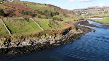 İrlanda Donegal 'de Kilcar' ın tarihi Ringfort manzarası