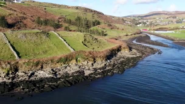 Vista aérea del histórico Ringfort por Kilcar en el Condado de Donegal - Irlanda — Vídeos de Stock