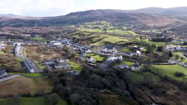 Ardara 'nın Donegal İlçesi' ndeki hava görüntüsü - İrlanda — Stok video