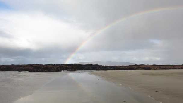 Regenboog boven Carrickfad door Portnoo in Donegal - Ierland. — Stockvideo