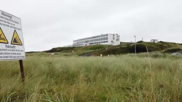 Bunberg, Irlanda - 16 de septiembre de 2021: Señal de advertencia de fuertes corrientes junto al Ostan Gweedore — Vídeo de stock