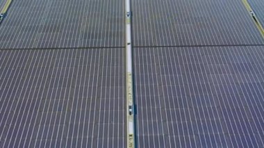 Yeni tip koyu renkli fotovoltaik hücreler güneşte elektrik enerjisi üretiyorlar.