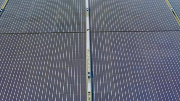 Nuevo tipo de células fotovoltaicas oscuras que producen energía eléctrica en el sol — Vídeos de Stock